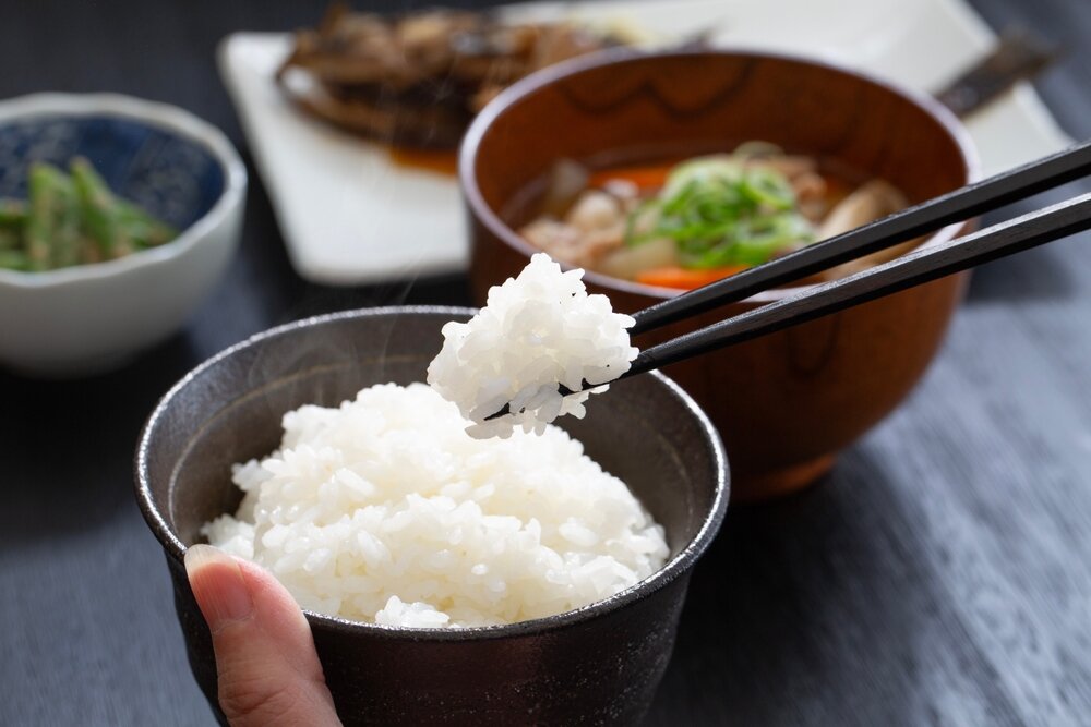 白飯を食べる女性
