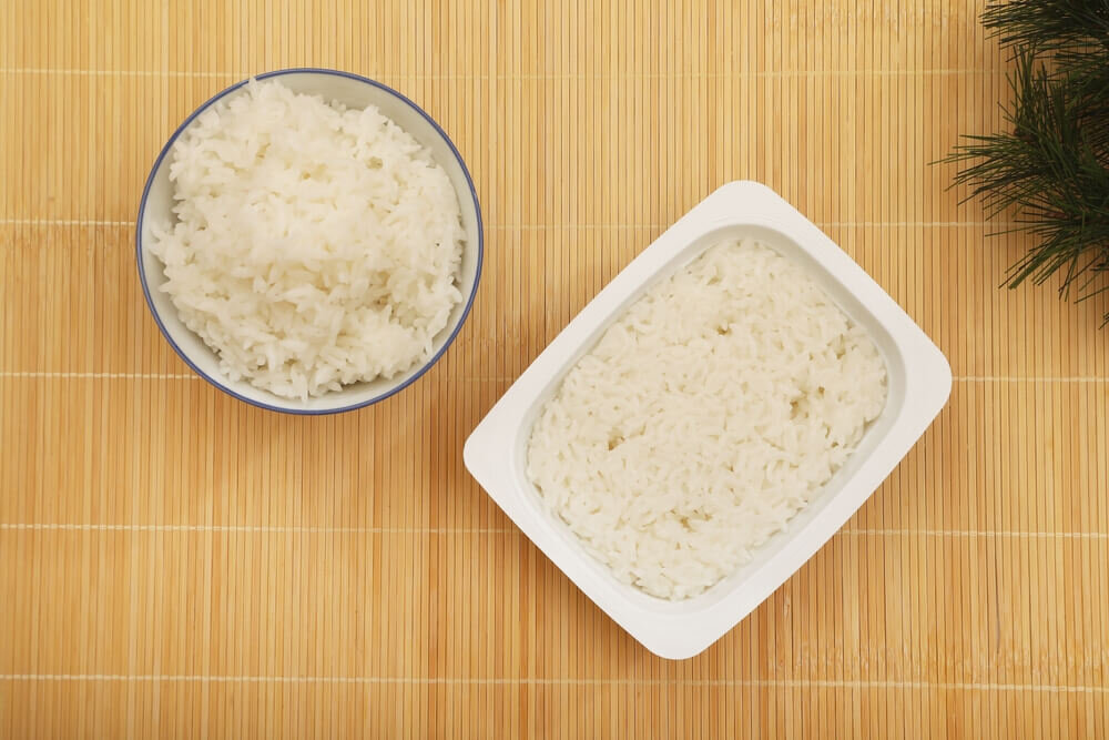 パックご飯とお茶碗に盛られたご飯