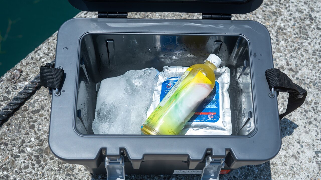 氷と保冷剤を入れたクーラーボックス
