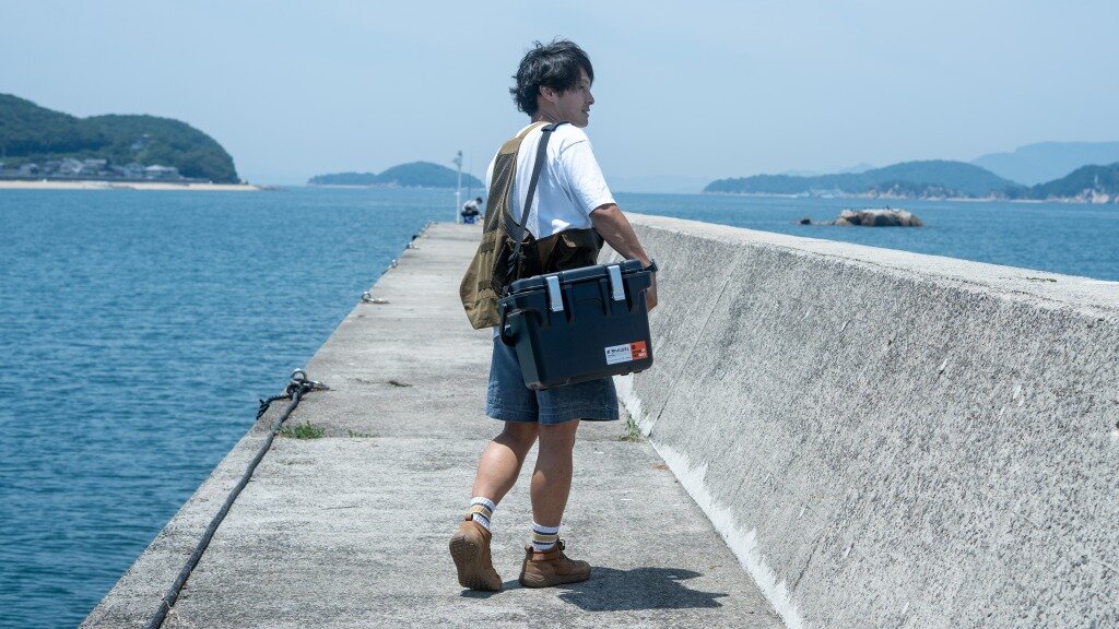 肩にかけて持ち運ぶクーラーボックス