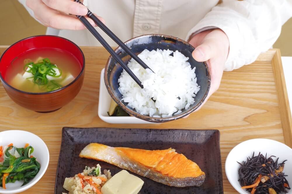白米を食べる女性
