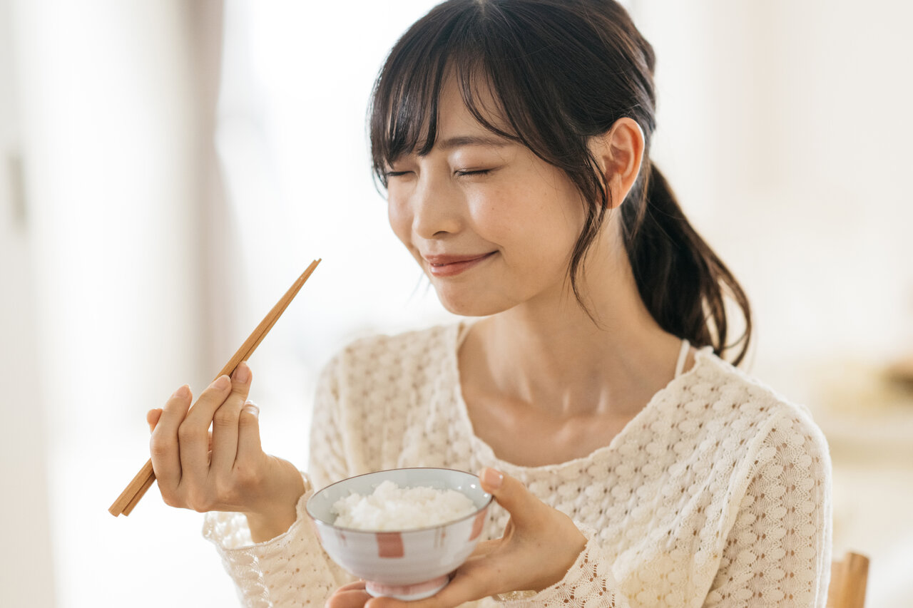 ご飯を食べる女性