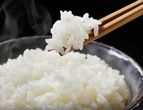 お茶碗に盛られたアイリスオーヤマのパックご飯