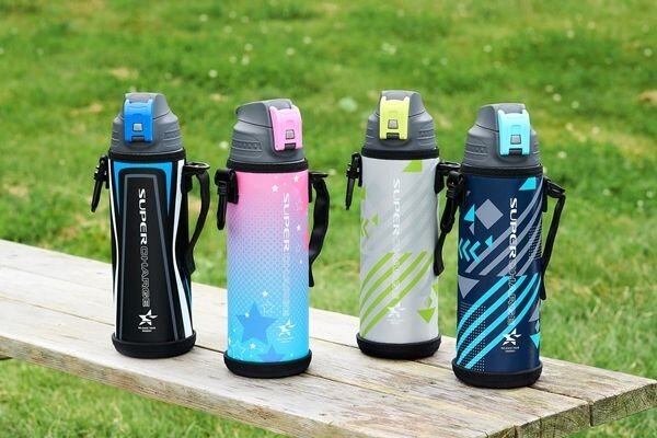 ベンチに置かれた複数の水筒