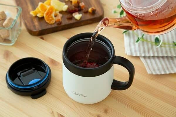 マグカップに注がれるドリンク