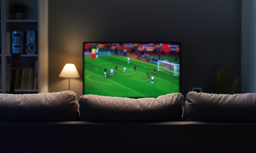 ソファ前に置かれたサッカーの映るテレビ
