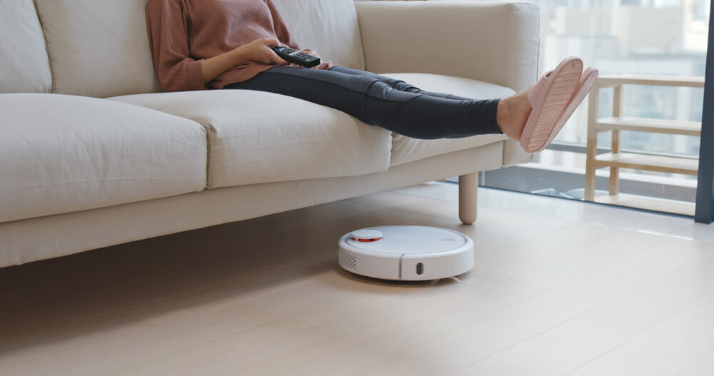 床を掃除しているロボット掃除機