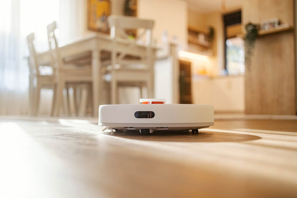 ダイニングの床を掃除するロボット型