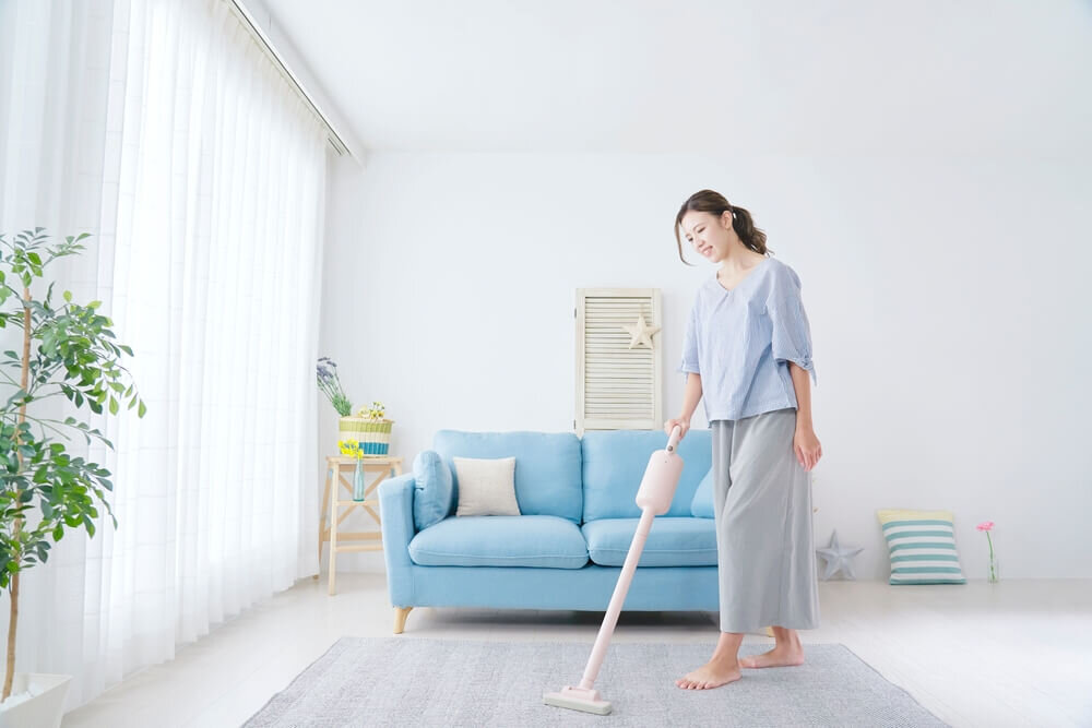 リビングを掃除する女性