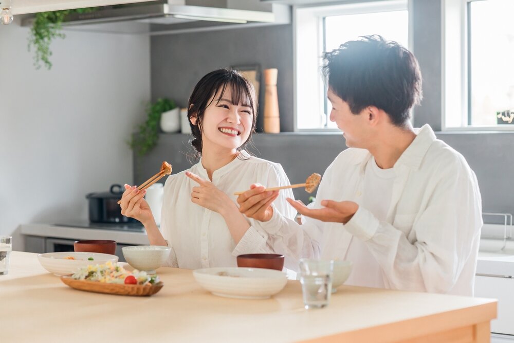 楽しく食事をする夫婦