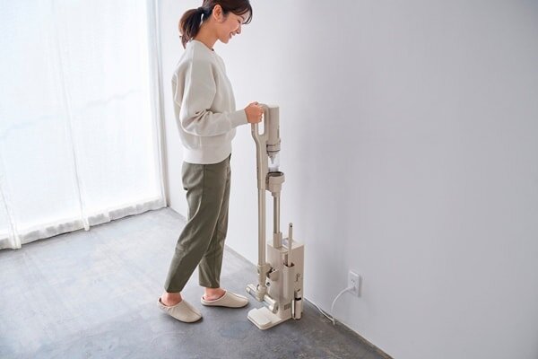掃除機を設置している女性