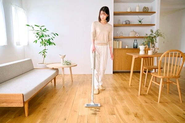 部屋を掃除している女性