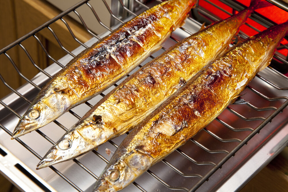 魚焼きグリルで焼くサンマ