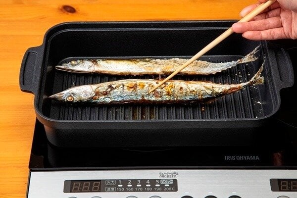 アイリスオーヤマのグリルパンで焼かれるサンマ