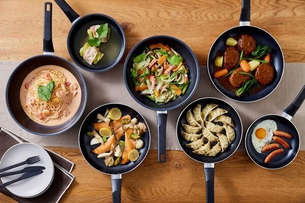 複数のフライパンで調理された料理