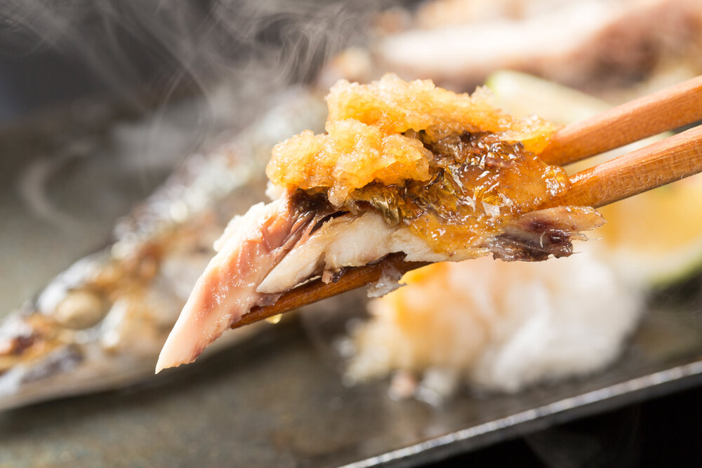 大根おろしをのせた焼きたてのサンマ