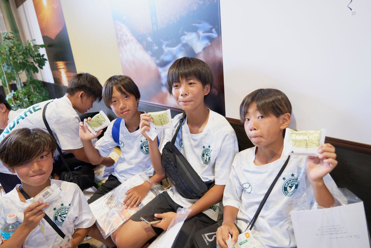 地場産の揚げかまぼこを味わう子どもたち