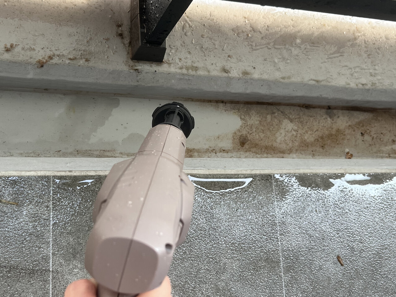 水だけで汚れが落ちる様子