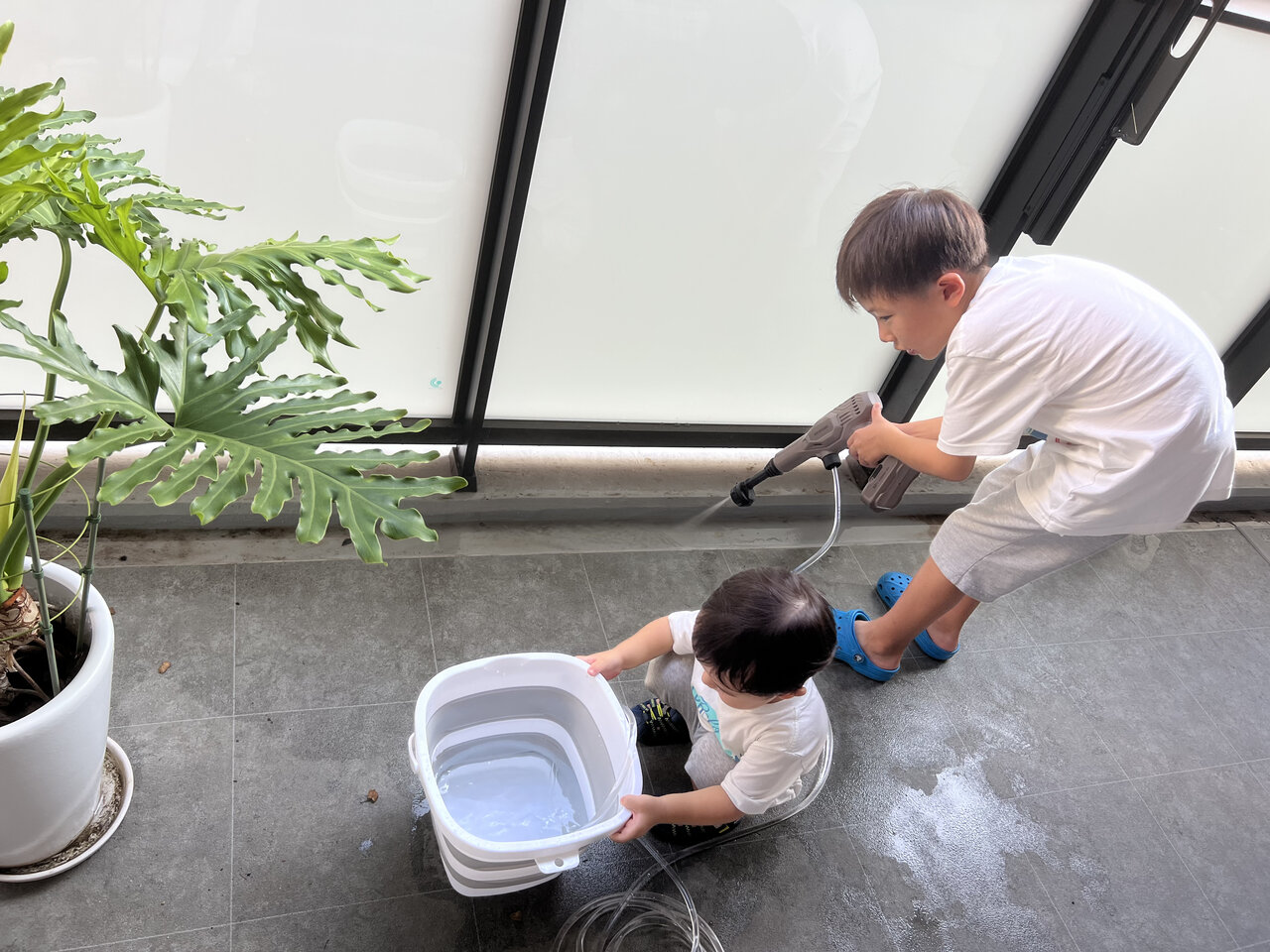 ハンディウォッシャーで掃除する子どもたち