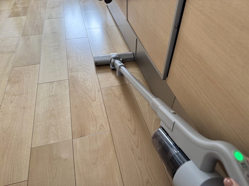 壁際の掃除をするマジカリーナ