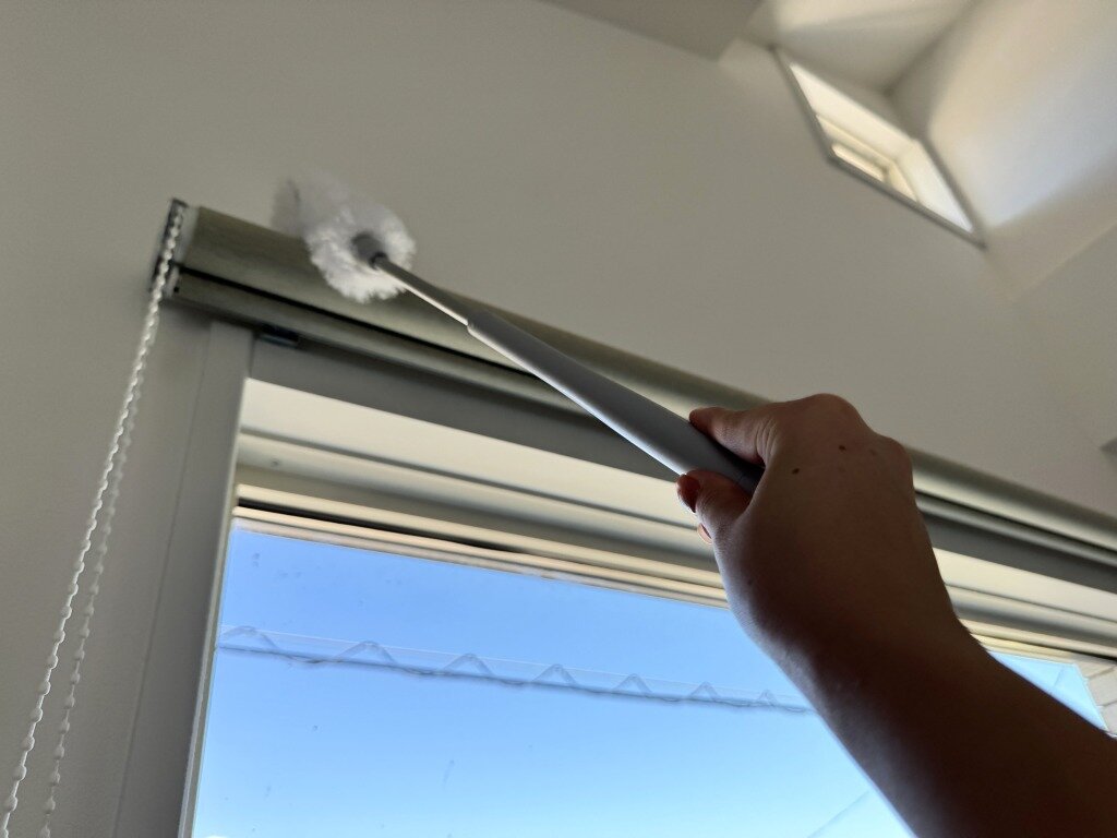 カーテンレールの上の掃除