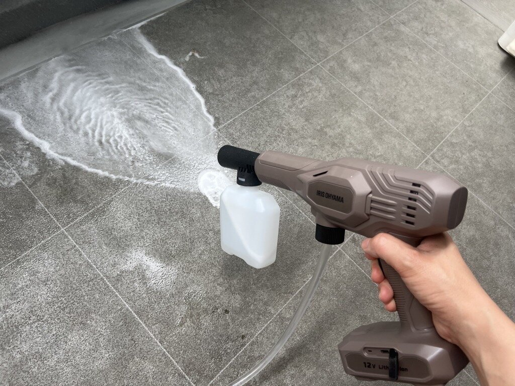 泡を噴射しているハンディウォッシャー