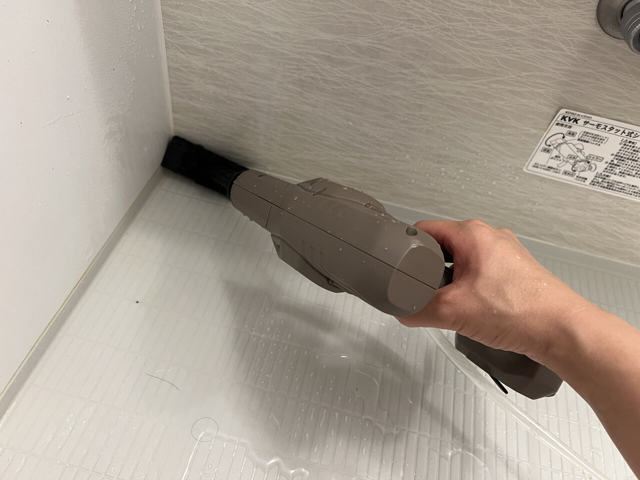 お風呂の角を掃除する人