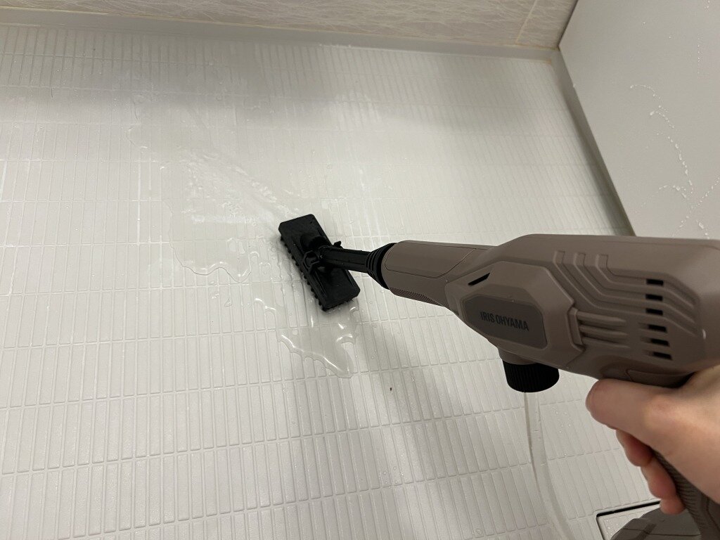 お風呂掃除中の人