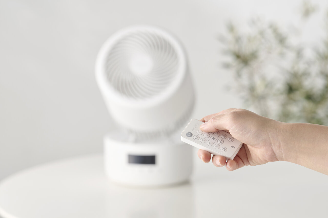 サーキュレーターの電源を入れる人
