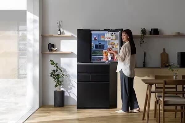 冷蔵庫から食材を取り出す女性
