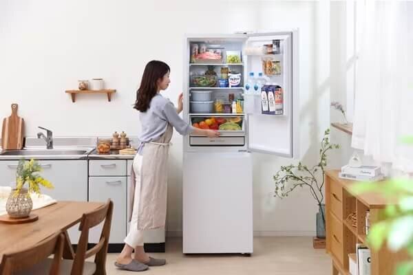 冷蔵庫から食材を取り出す女性