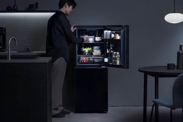 冷蔵庫から食材を取り出す男性
