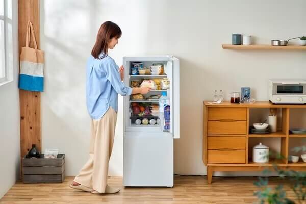 冷蔵庫から食材を取り出す女性