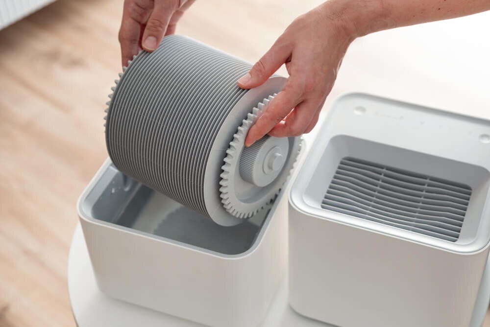 加湿器のフィルターを取り出す人の手