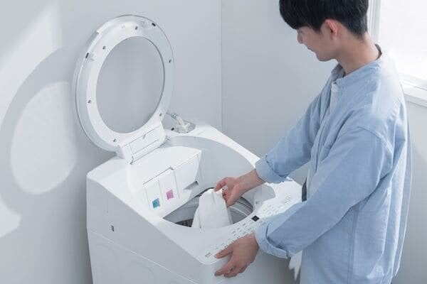 アイリスオーヤマの洗濯機を使用している男性
