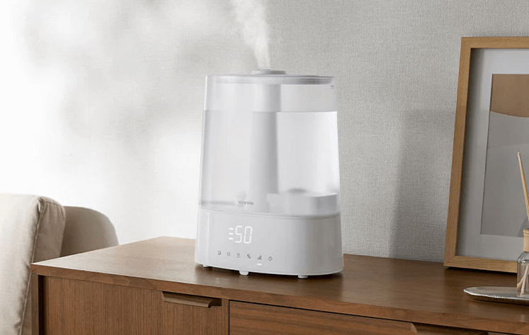 サイドボードに置かれたアイリスオーヤマの加湿器