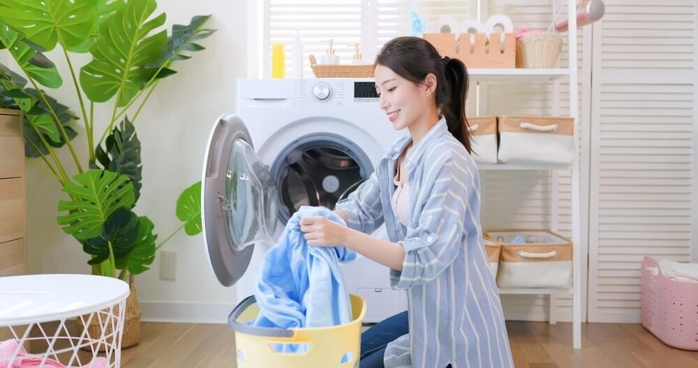 楽しそうに洗濯をする女性