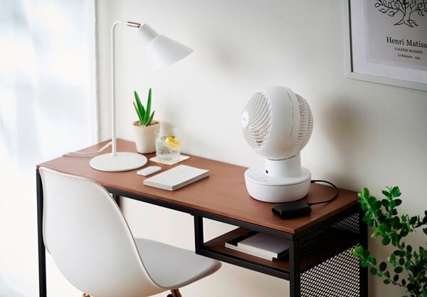机に置かれたアイリスオーヤマのサーキュレーター