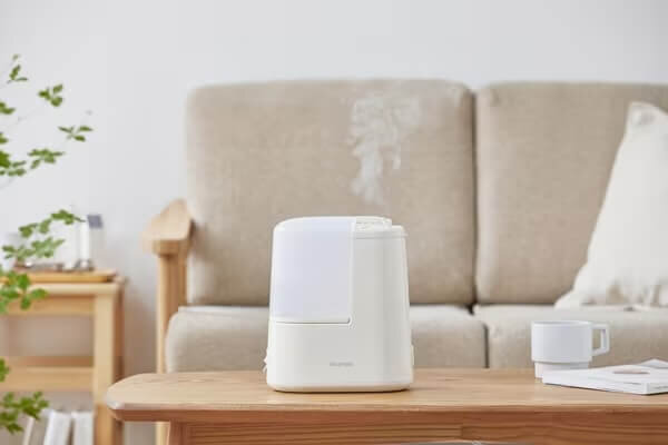 机の上に置かれた白い加湿器