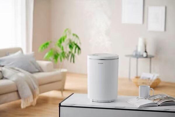 机に置かれた白い加湿器