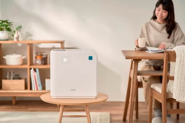 リビングに置かれた白い加湿器