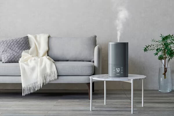 リビングに置かれたアイリスオーヤマの加湿器