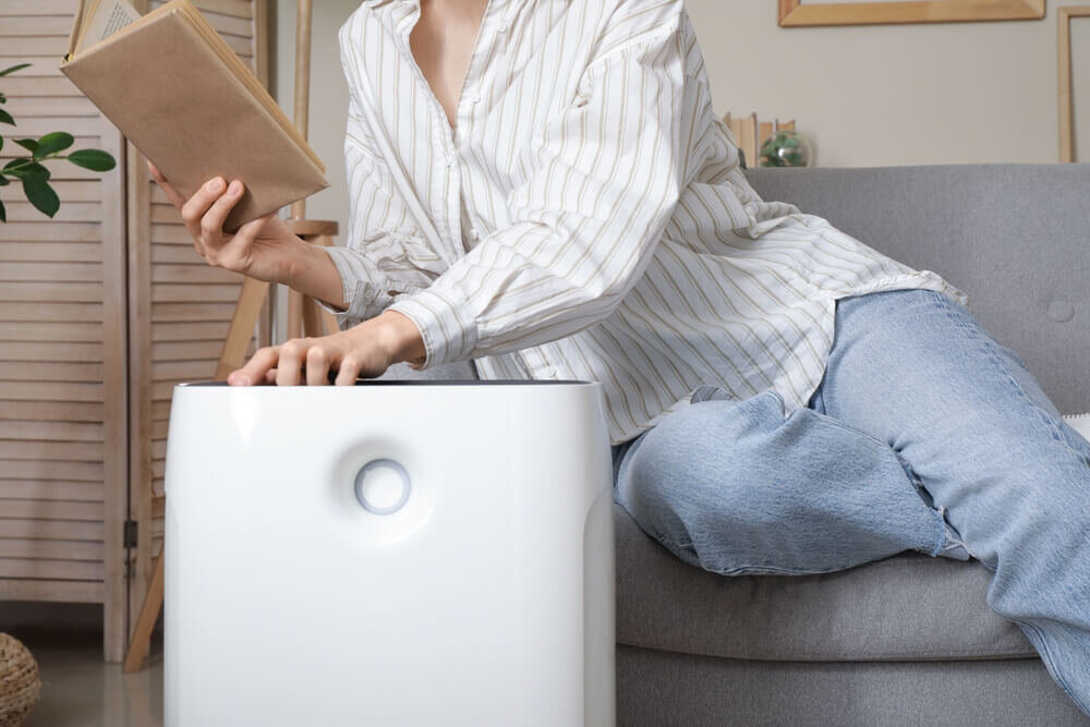 マニュアルを見ながら加湿器を操作する女性