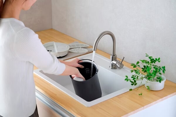 アイリスオーヤマの加湿器を分解して清掃する女性