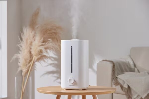 白基調の部屋になじむ加湿器