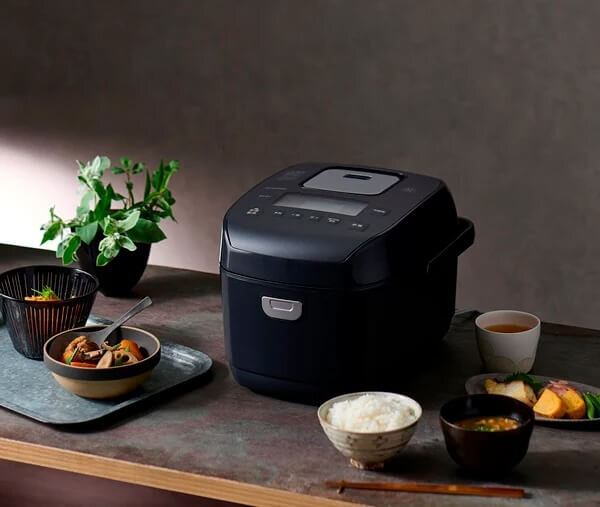 食卓になじむアイリスオーヤマの黒い炊飯器