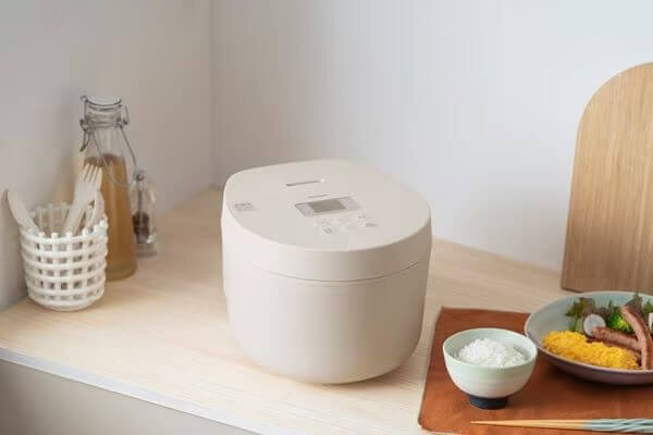 食卓になじむアイリスオーヤマの白い炊飯器