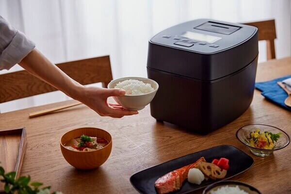 食卓になじむアイリスオーヤマの黒い炊飯器