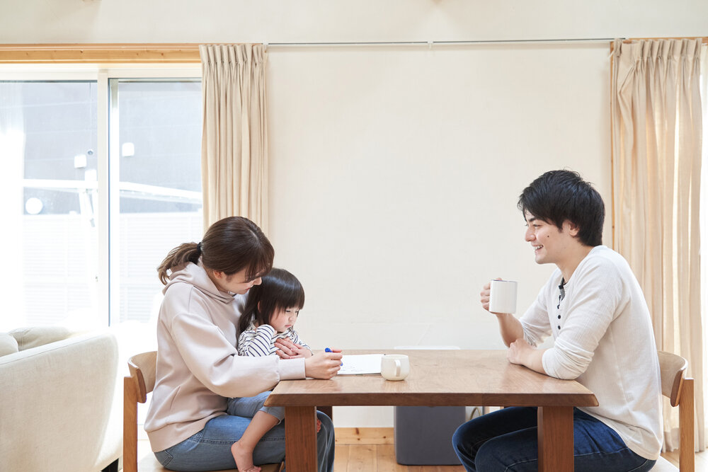 リビングでくつろぐ親子