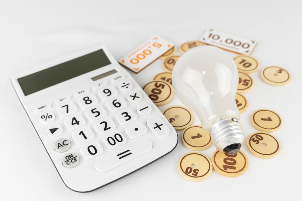 電卓と電球、おもちゃのお金